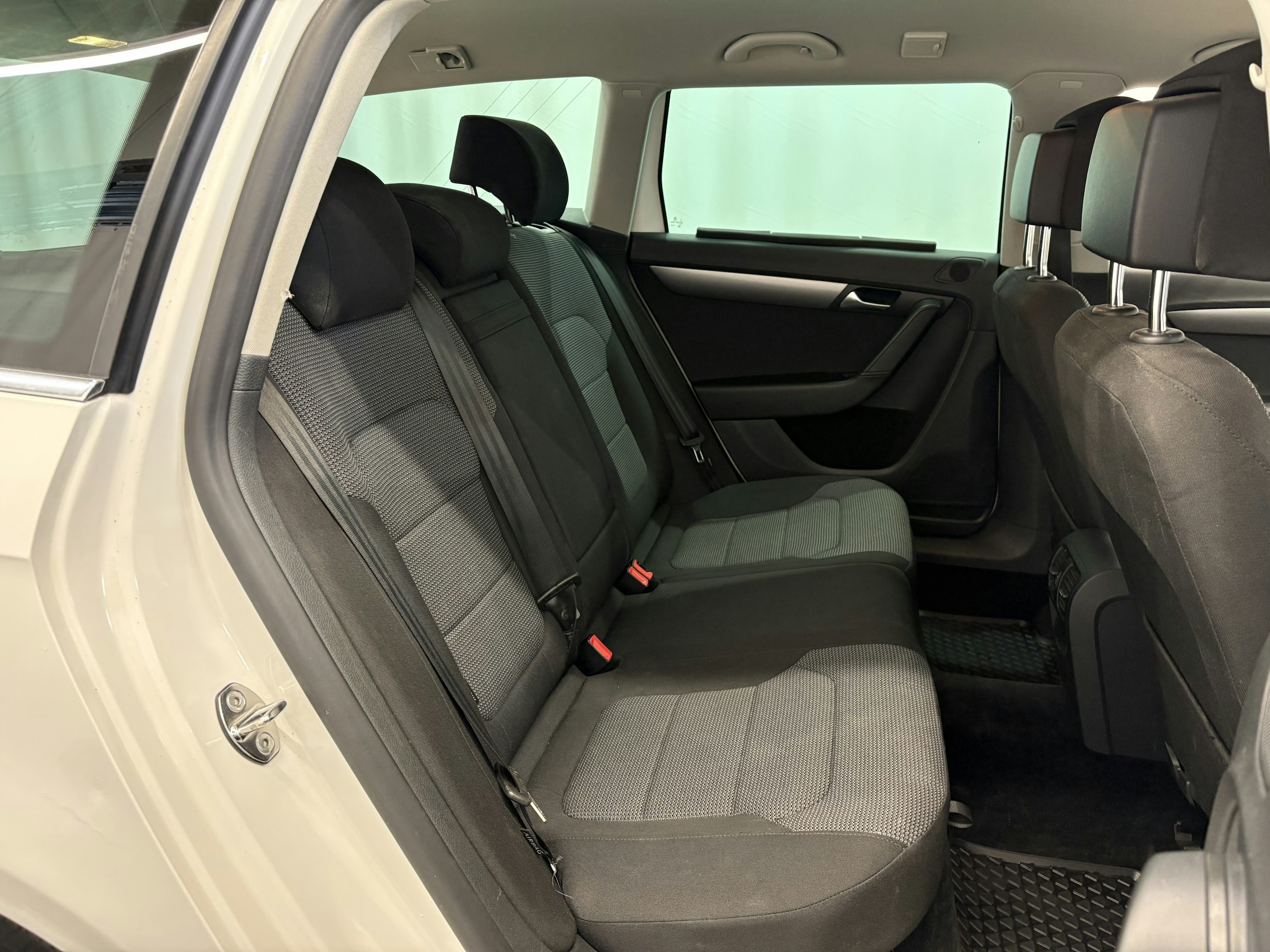 valkoinen Volkswagen Passat 2011 kuva 6.
