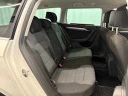 valkoinen Volkswagen Passat 2011 kuva 6.