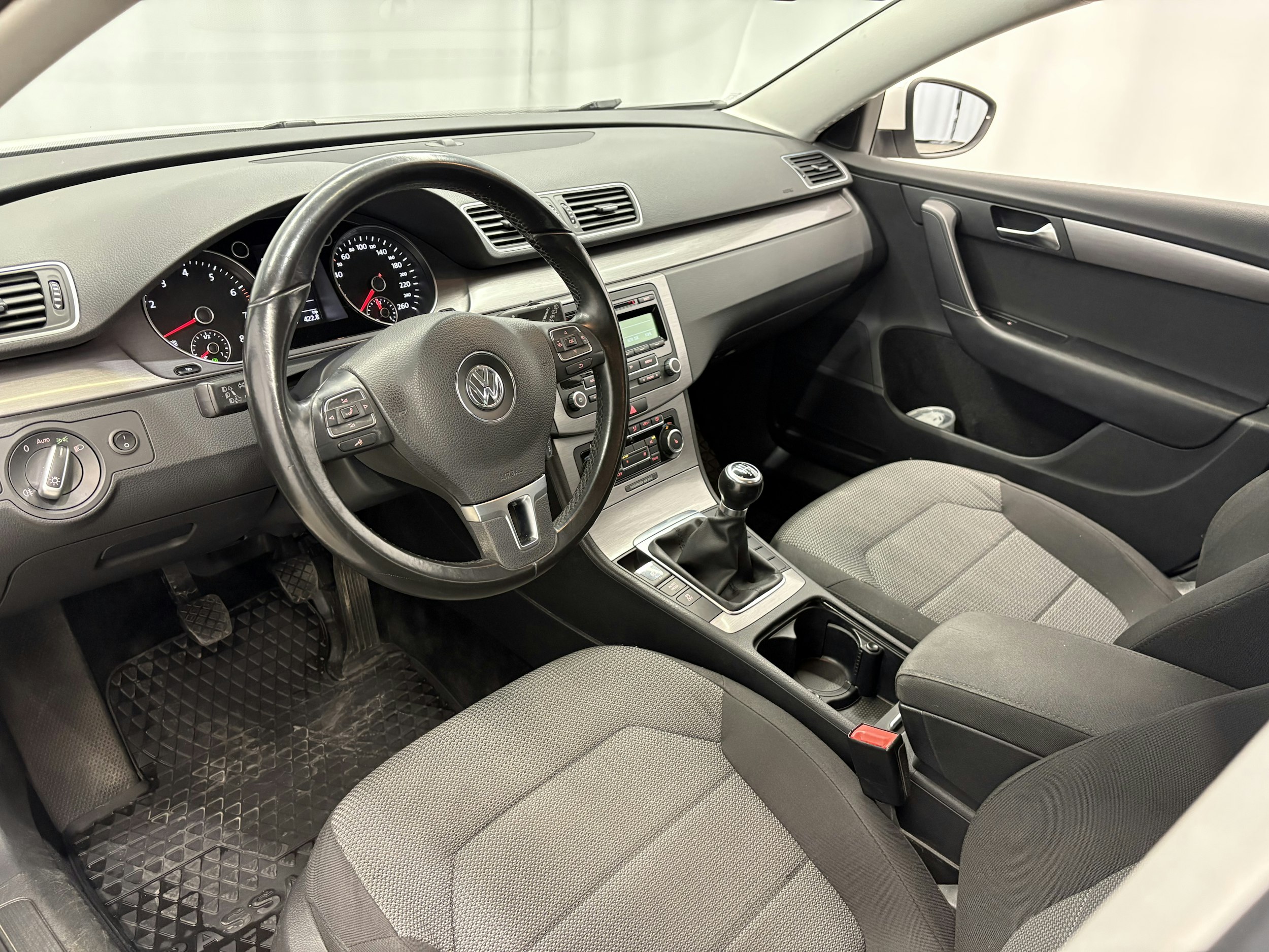 valkoinen Volkswagen Passat 2011 kuva 7.