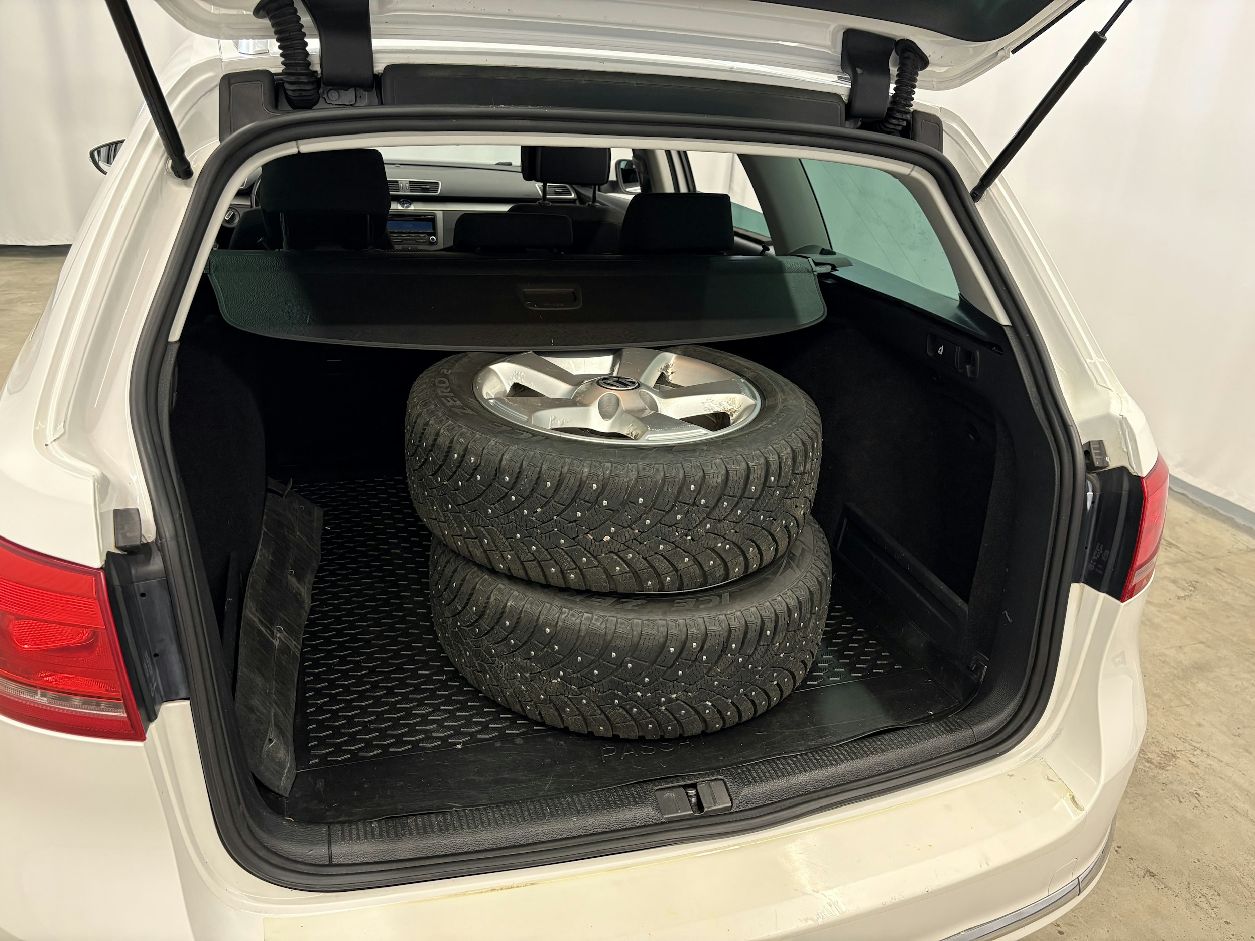 valkoinen Volkswagen Passat 2011 kuva 9.