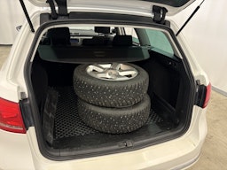 valkoinen Volkswagen Passat 2011 kuva 9.