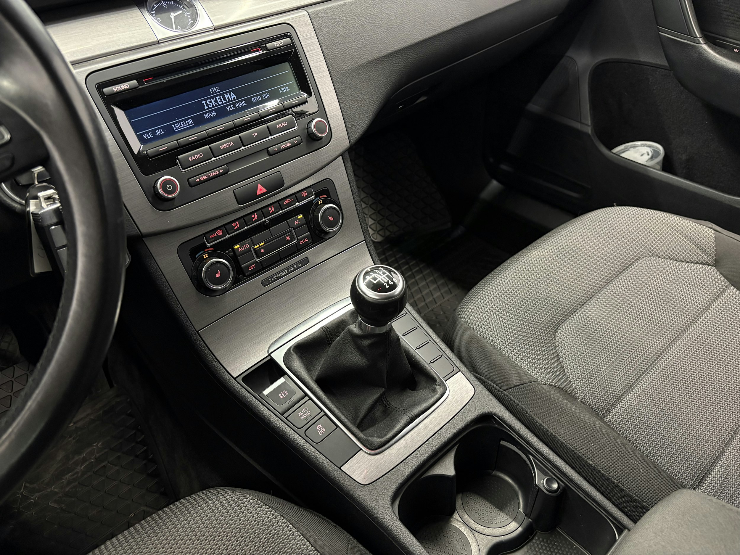 valkoinen Volkswagen Passat 2011 kuva 11.