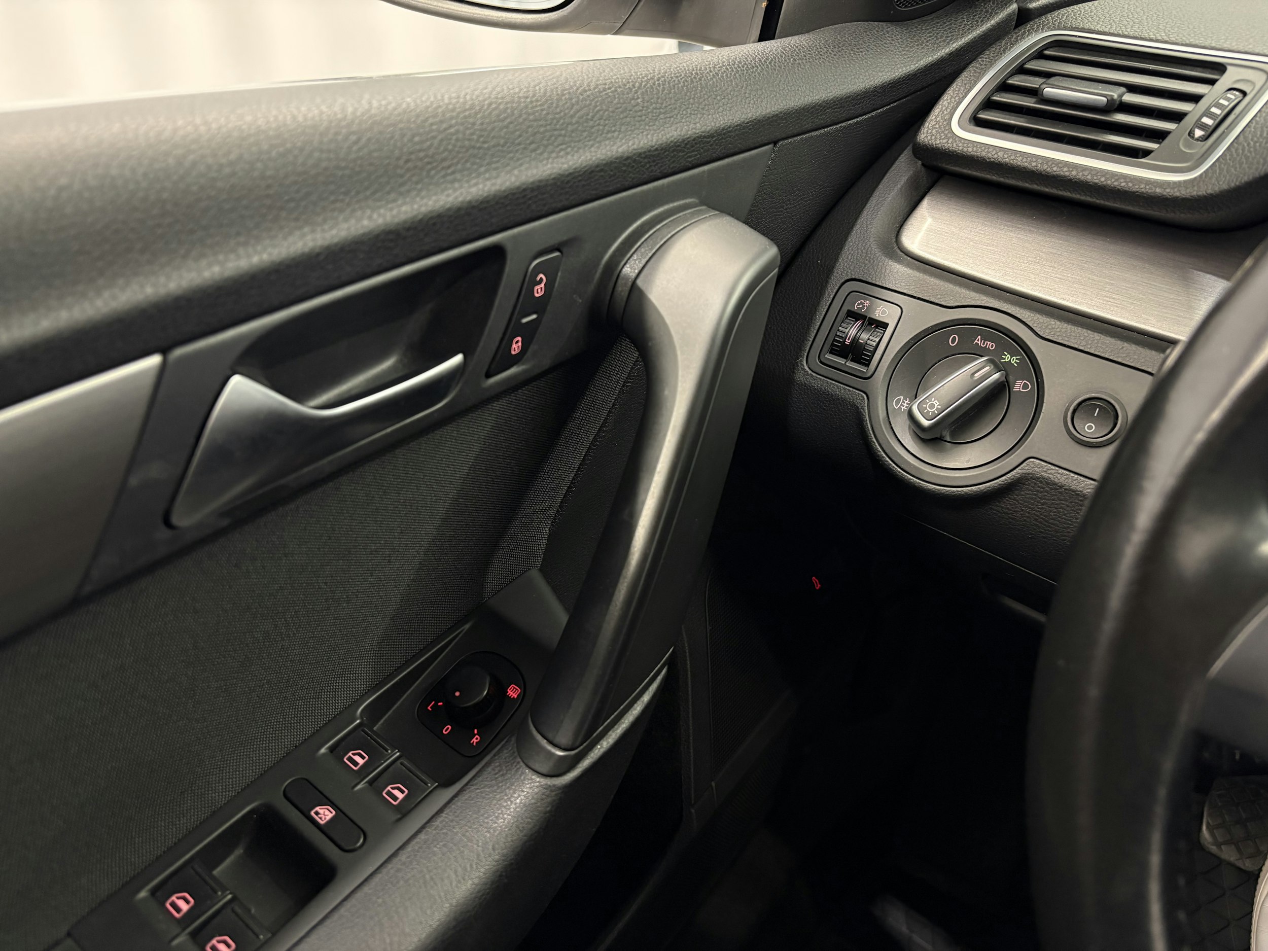 valkoinen Volkswagen Passat 2011 kuva 12.