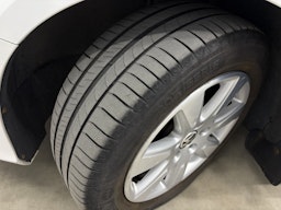 valkoinen Volkswagen Passat 2011 kuva 16.