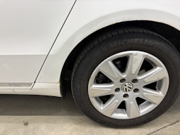 valkoinen Volkswagen Passat 2011 kuva 18.
