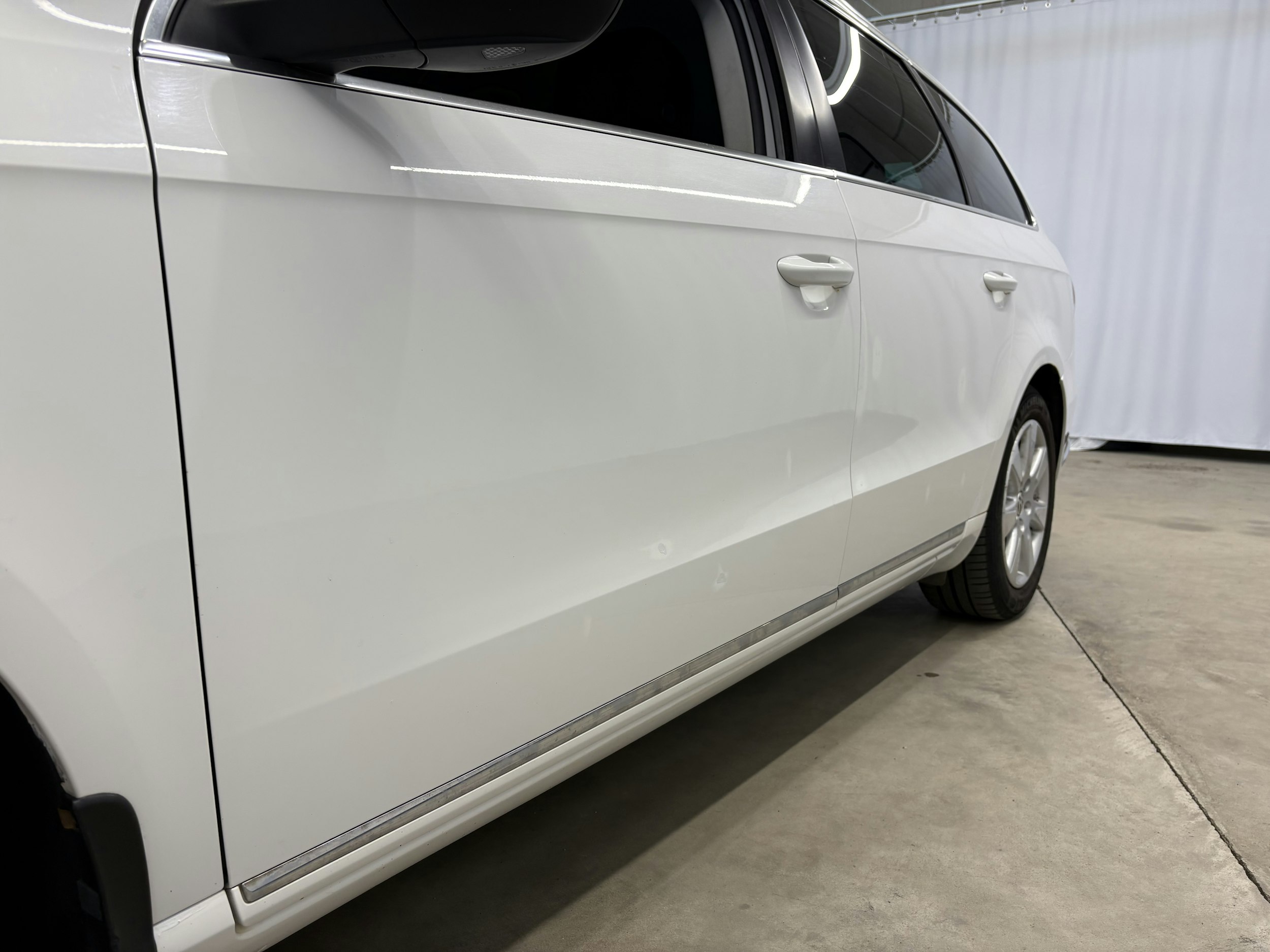 valkoinen Volkswagen Passat 2011 kuva 20.