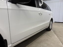 valkoinen Volkswagen Passat 2011 kuva 20.
