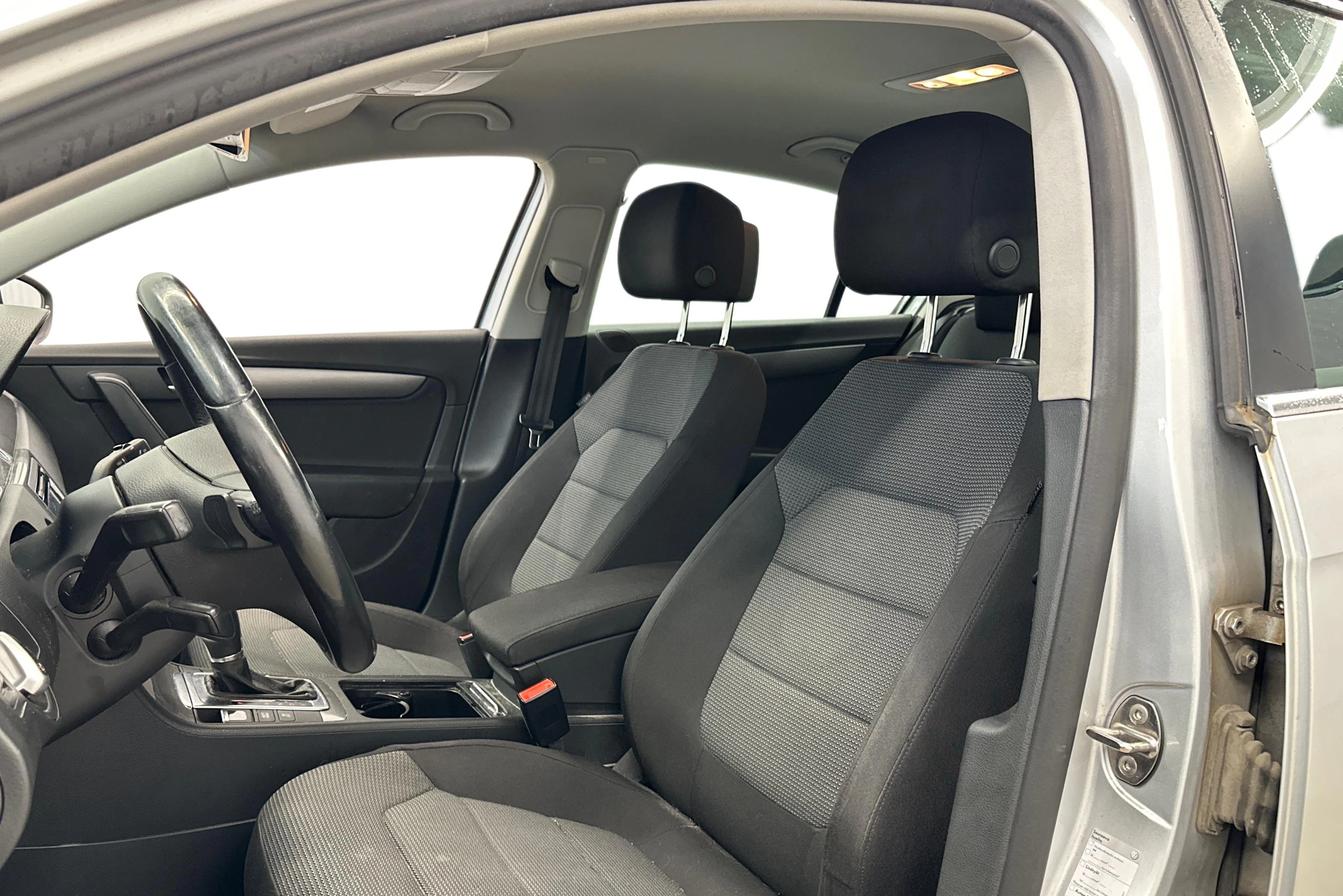 harmaa Volkswagen Passat 2011 kuva 6.