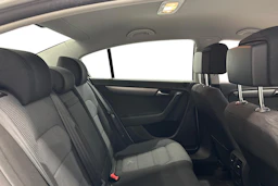 harmaa Volkswagen Passat 2011 kuva 9.