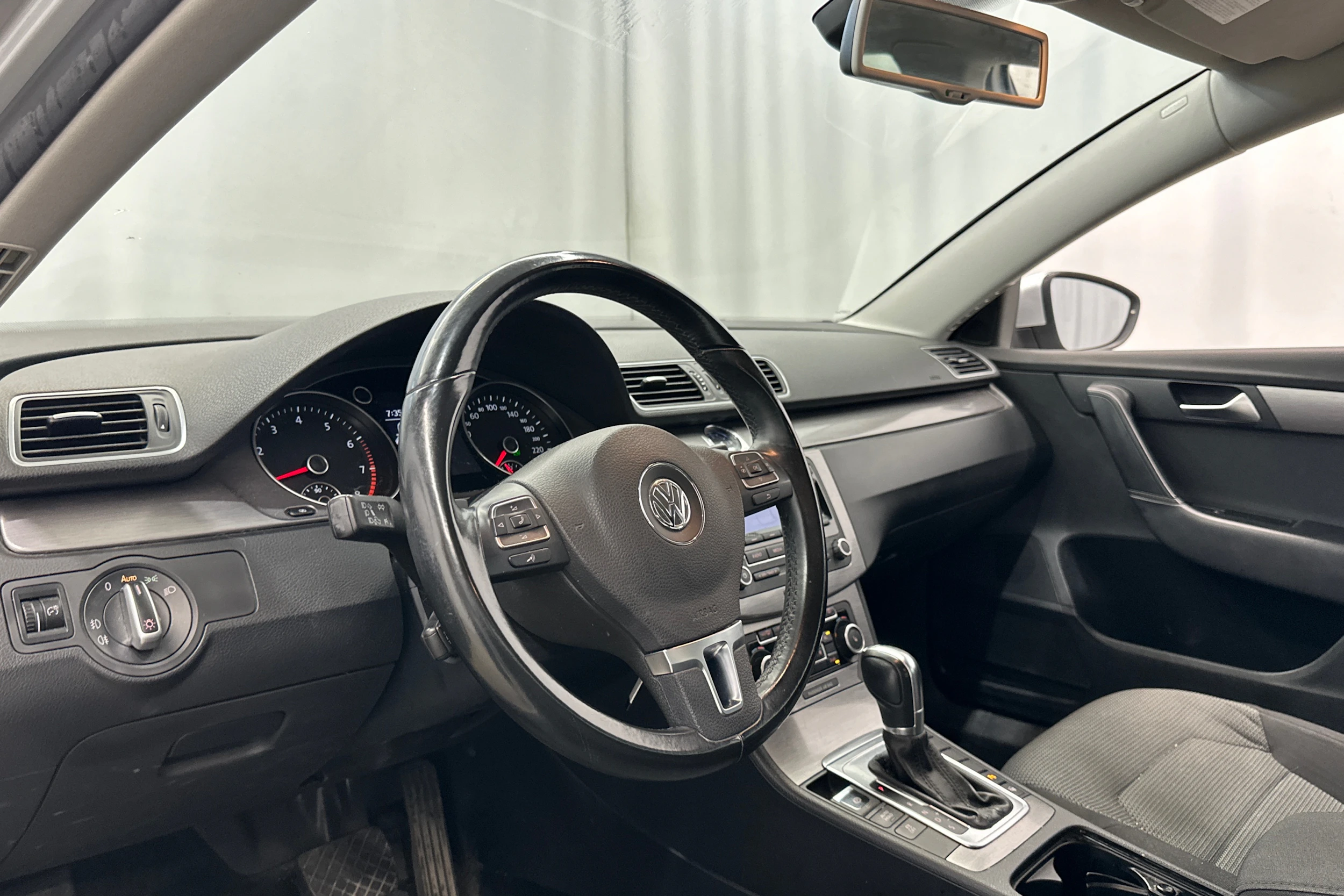 harmaa Volkswagen Passat 2011 kuva 10.