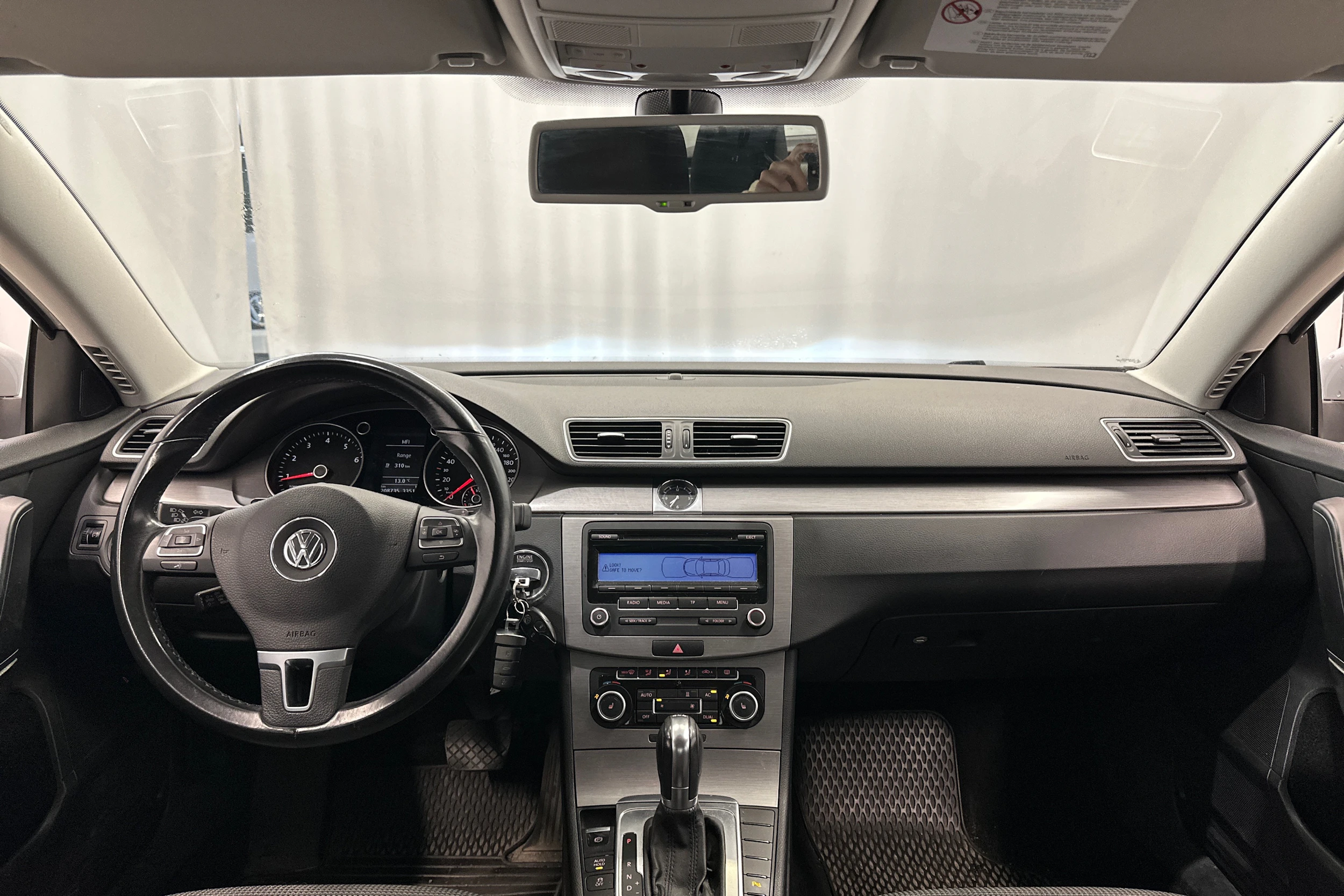 harmaa Volkswagen Passat 2011 kuva 11.