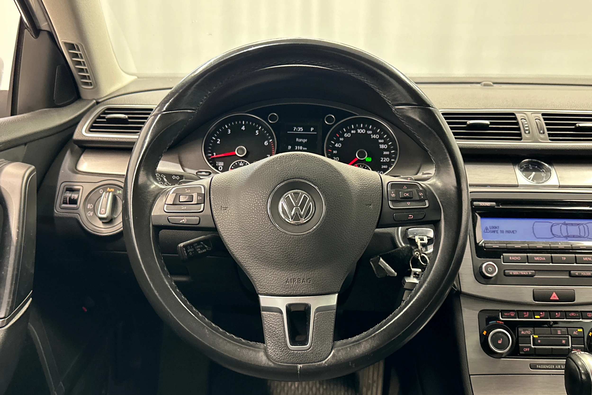 harmaa Volkswagen Passat 2011 kuva 12.