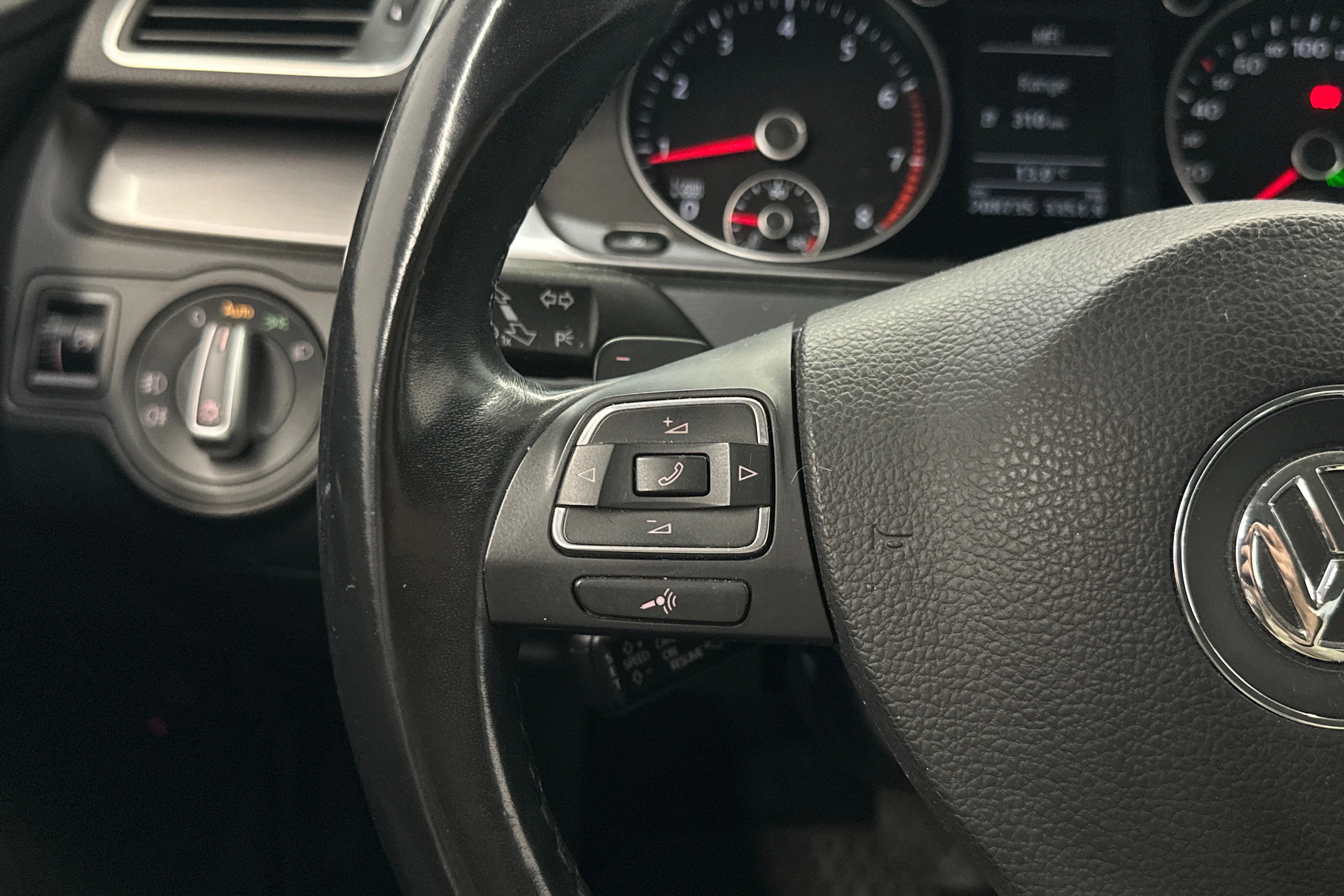 harmaa Volkswagen Passat 2011 kuva 13.