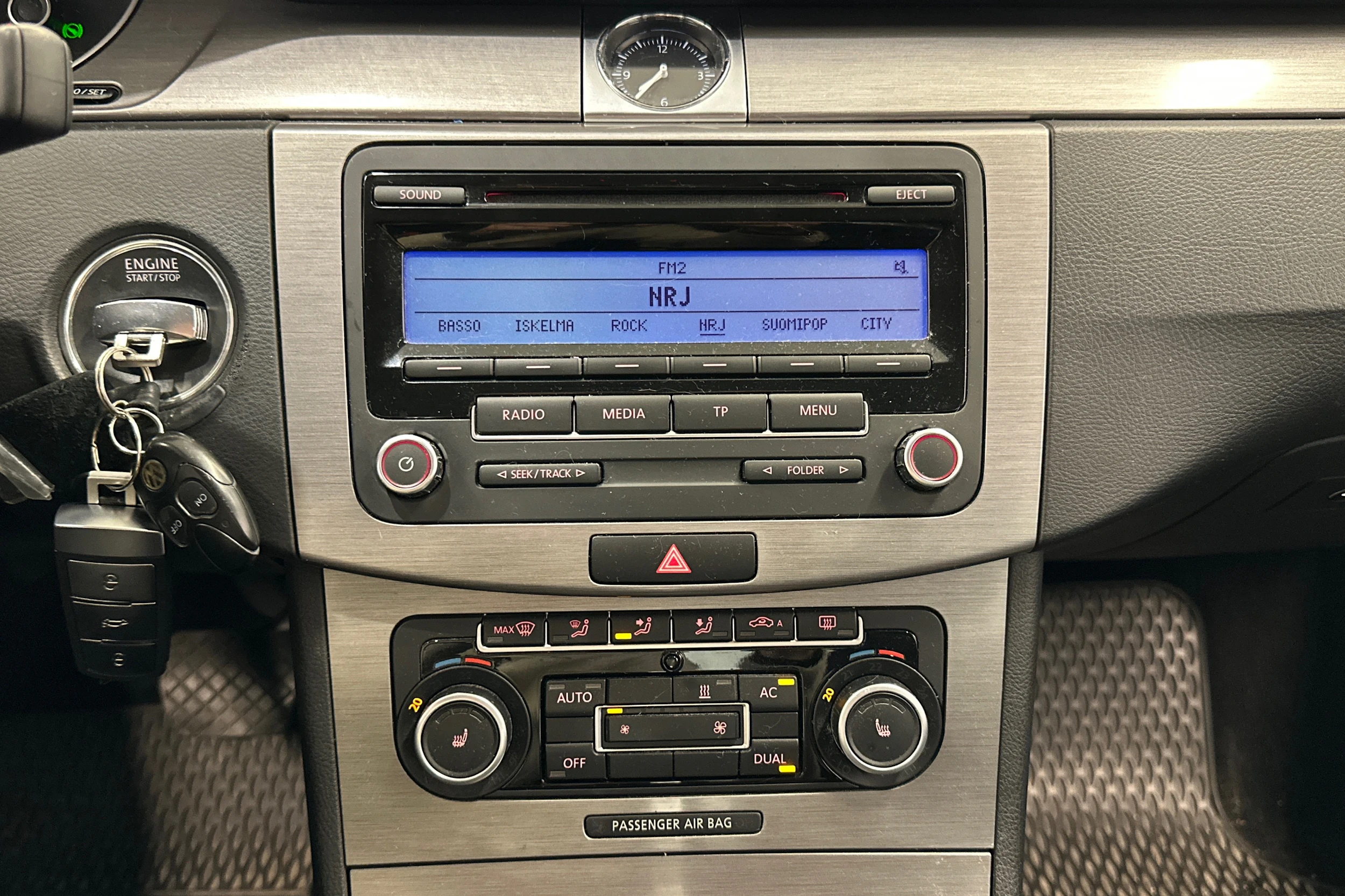 harmaa Volkswagen Passat 2011 kuva 16.