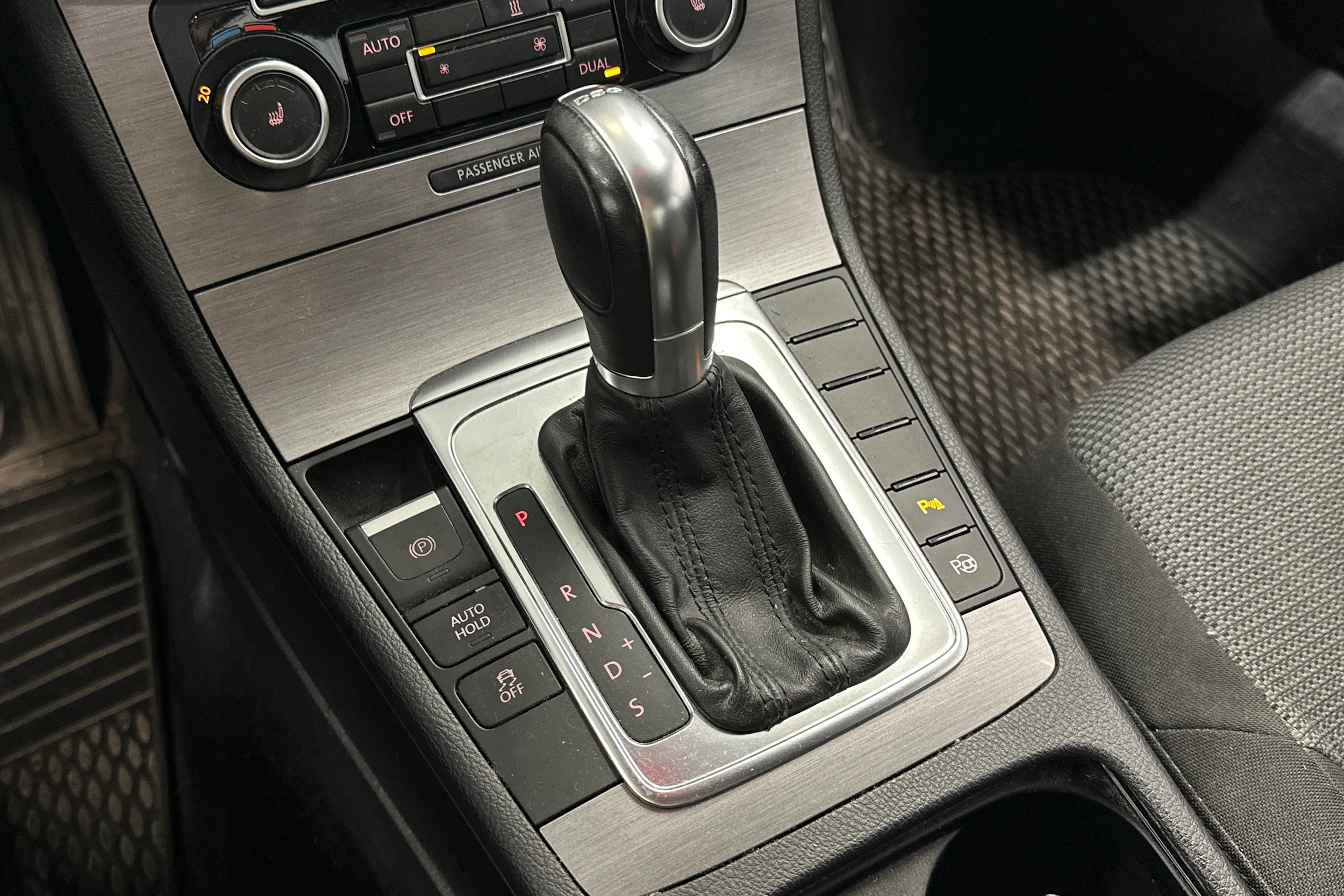 harmaa Volkswagen Passat 2011 kuva 17.