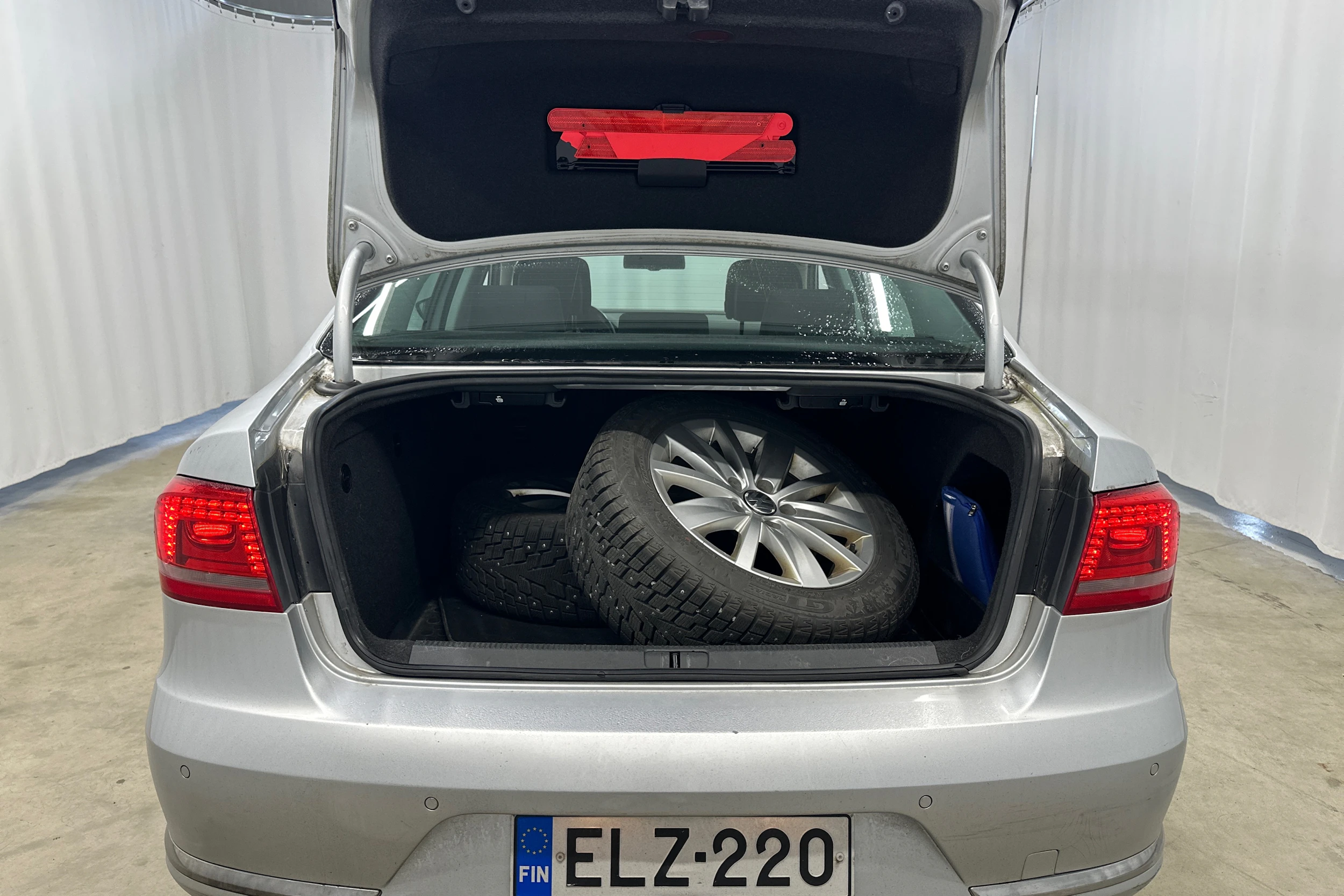 harmaa Volkswagen Passat 2011 kuva 20.