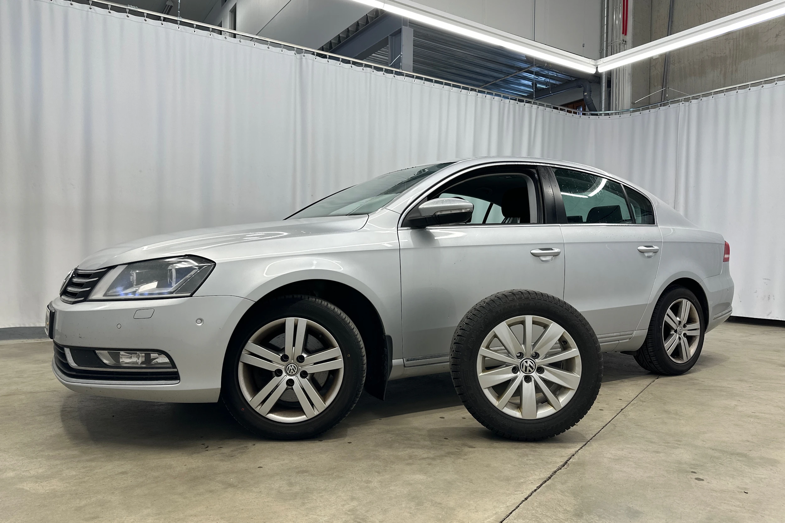 harmaa Volkswagen Passat 2011 kuva 21.