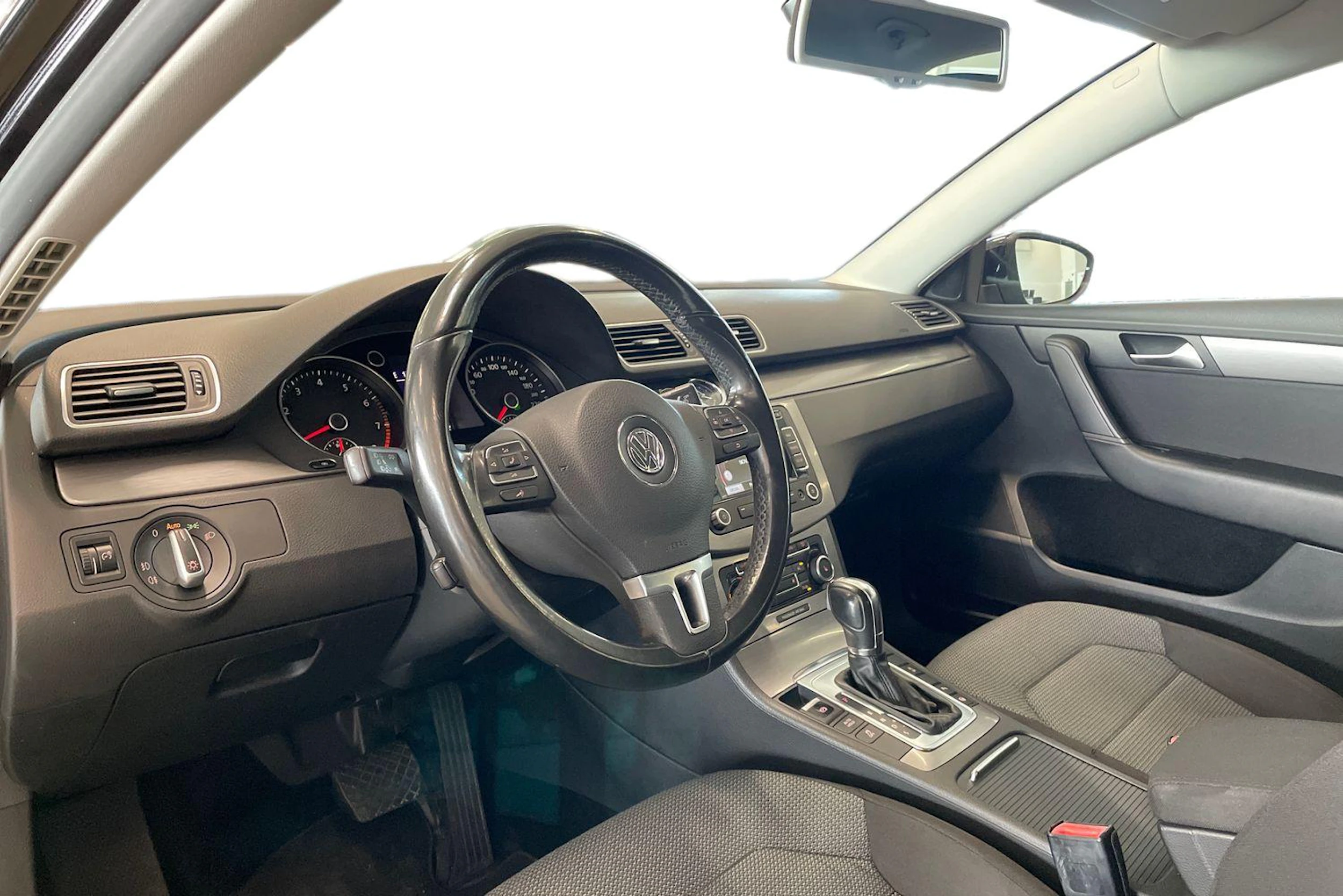 musta Volkswagen Passat 2012 kuva 8.