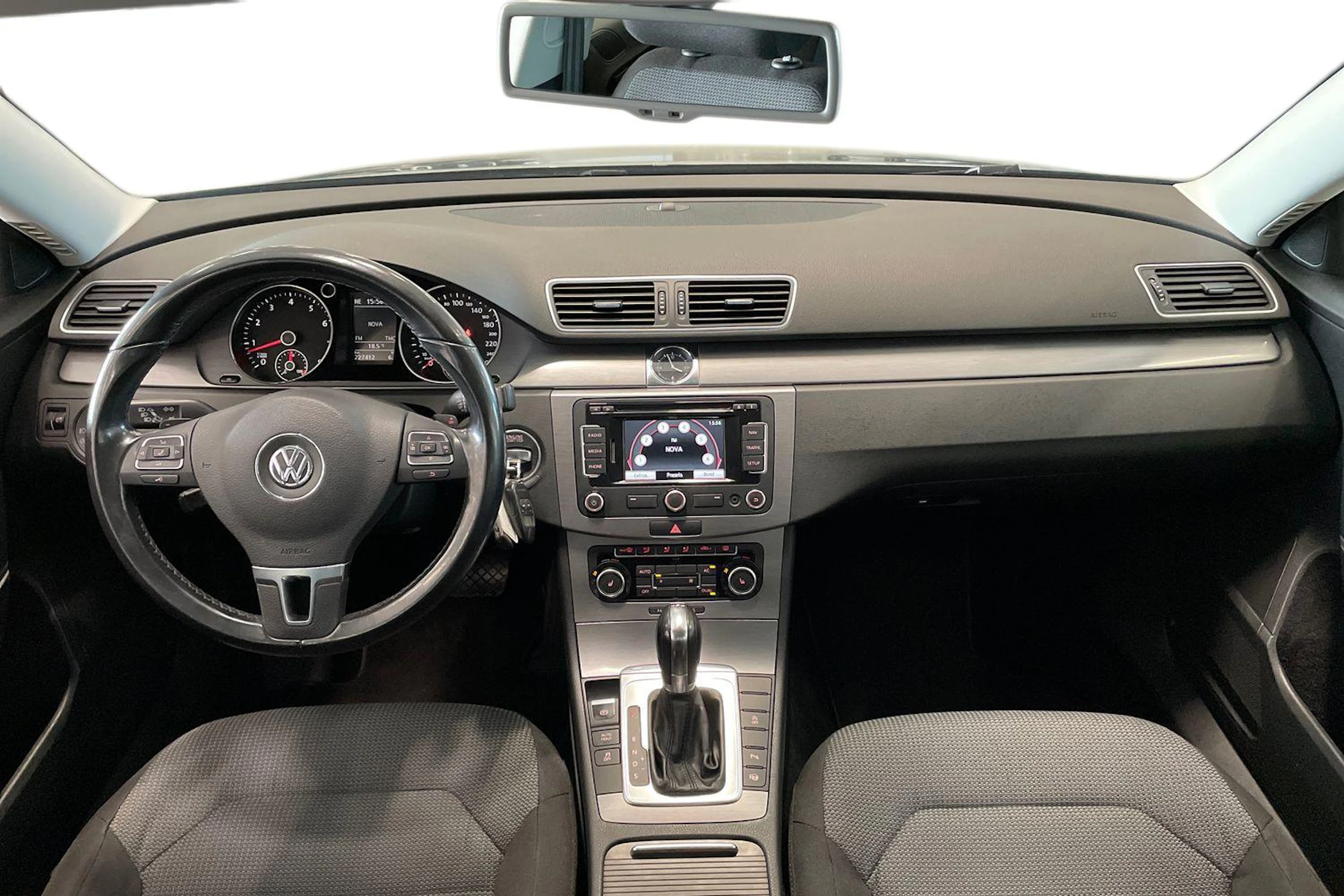 musta Volkswagen Passat 2012 kuva 9.