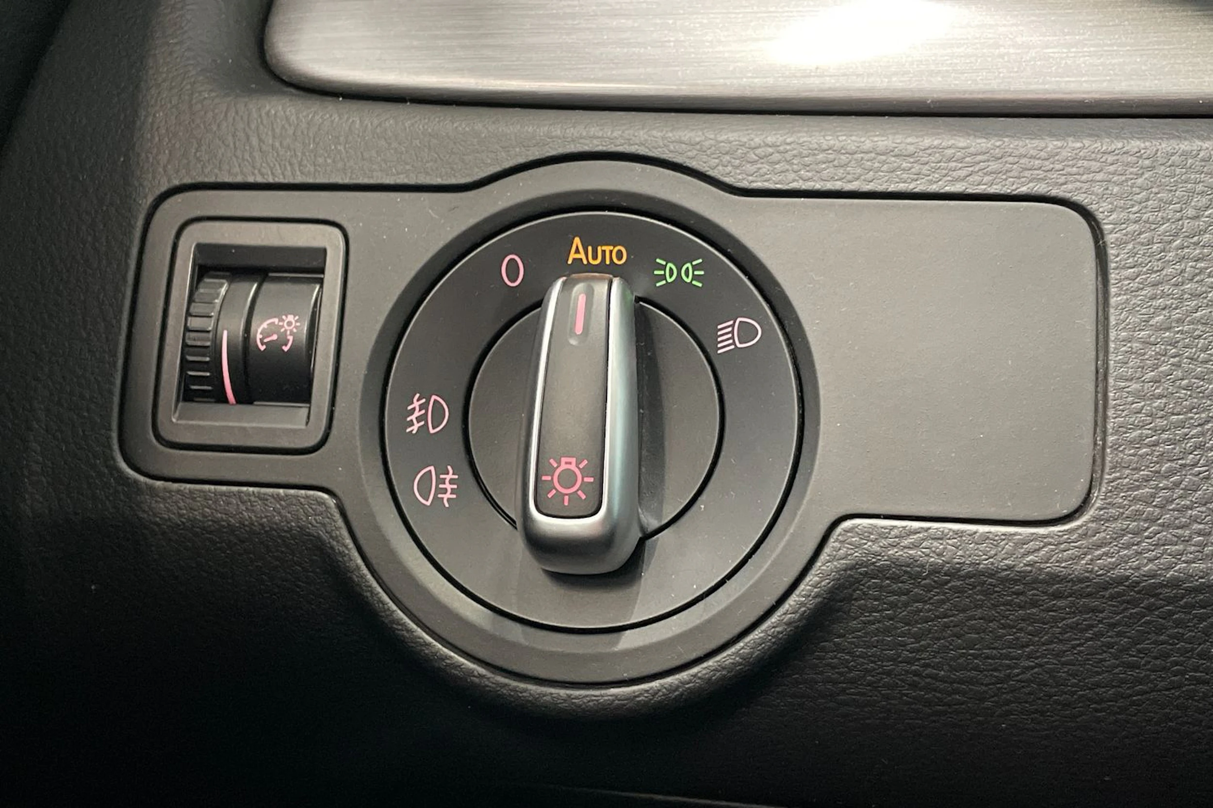 musta Volkswagen Passat 2012 kuva 22.