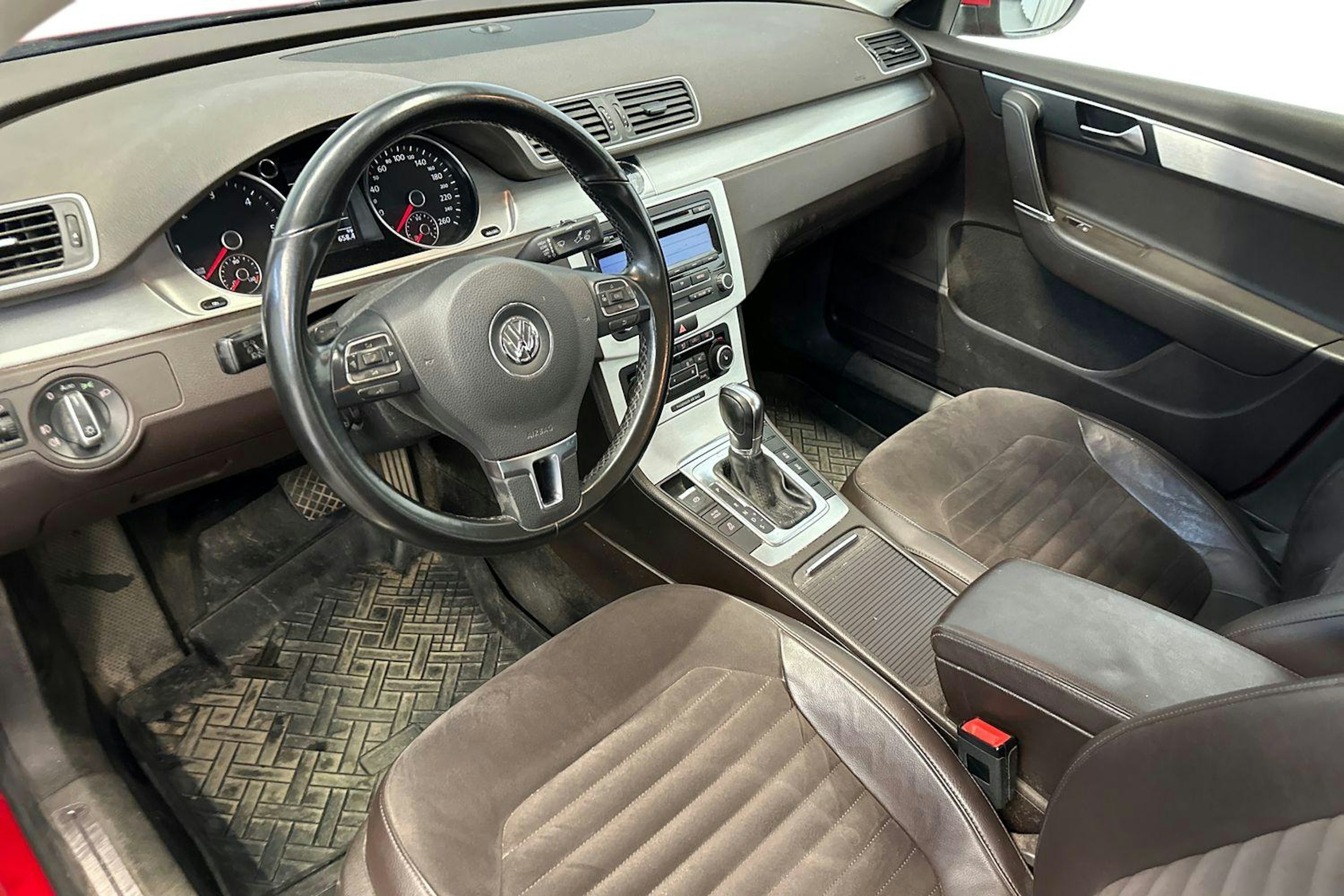 punainen Volkswagen Passat 2011 kuva 3.
