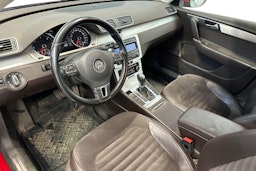 punainen Volkswagen Passat 2011 kuva 3.
