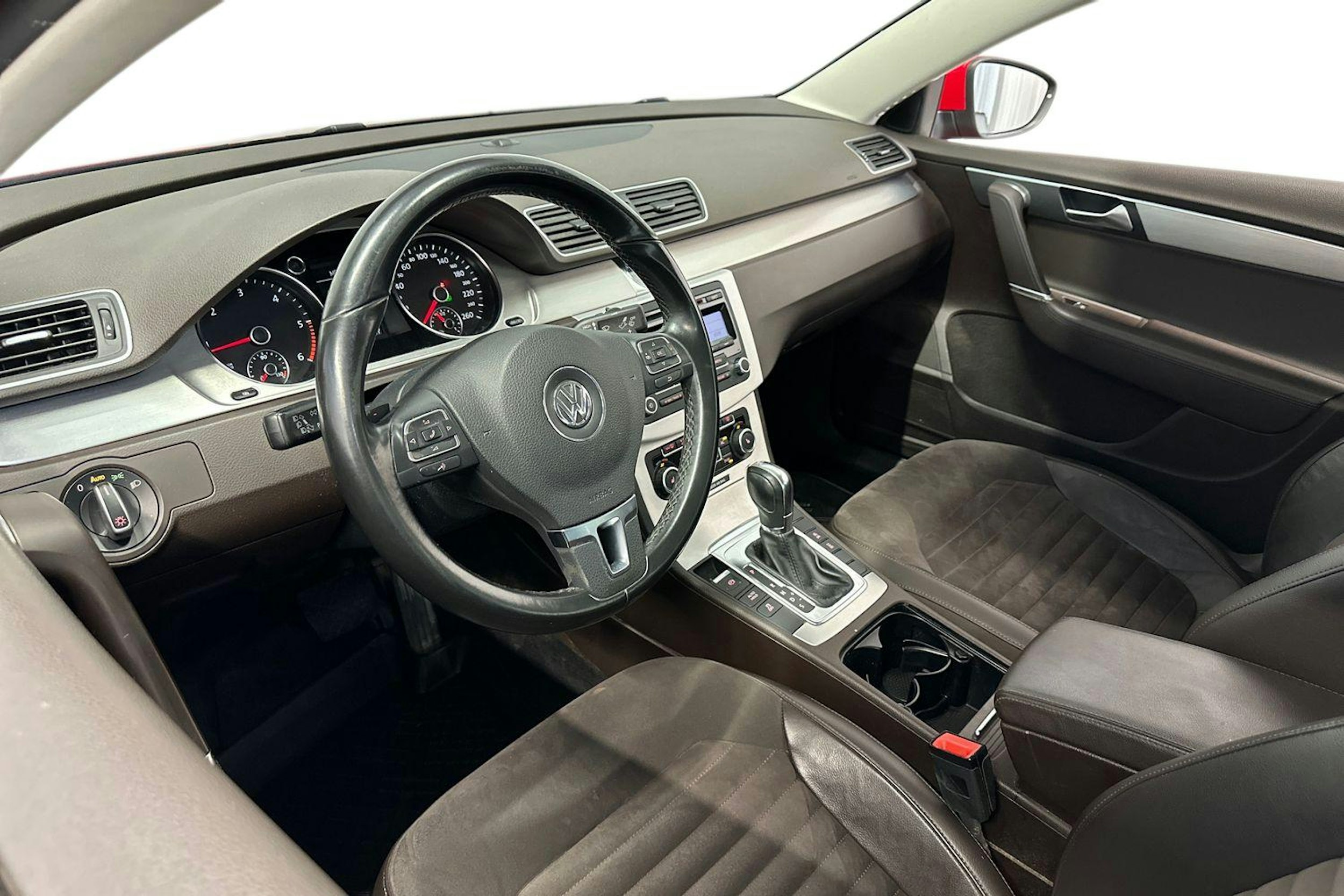 punainen Volkswagen Passat 2011 kuva 7.
