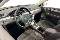 punainen Volkswagen Passat 2011 kuva 7.