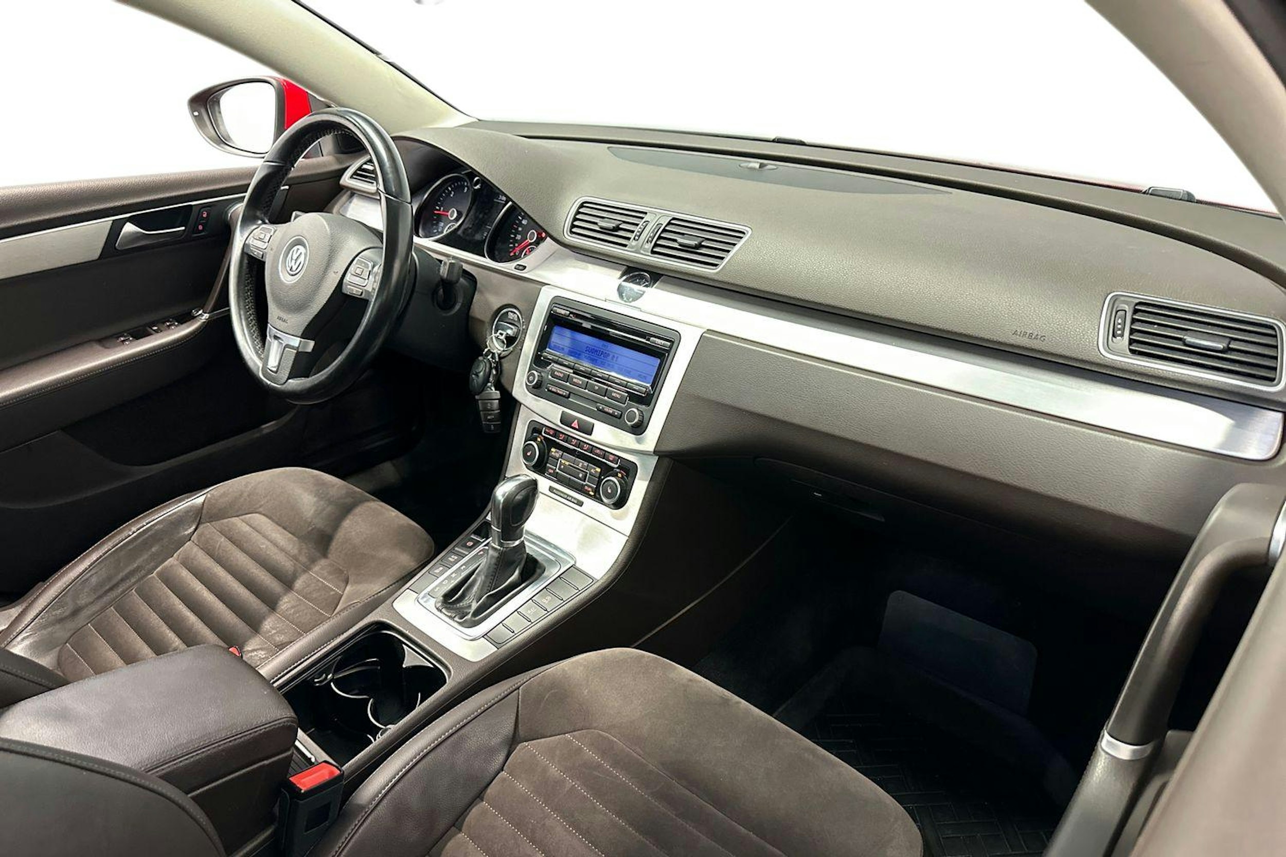 punainen Volkswagen Passat 2011 kuva 9.