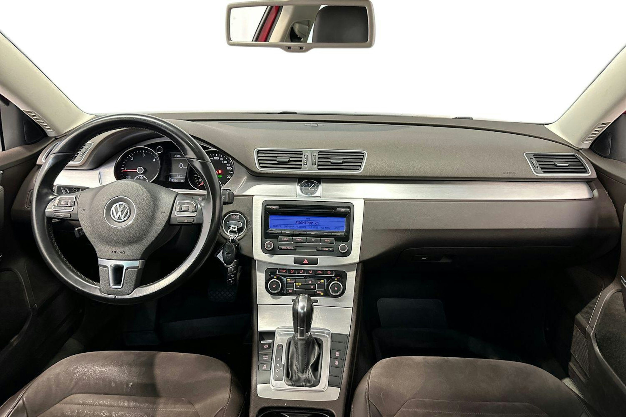 punainen Volkswagen Passat 2011 kuva 10.