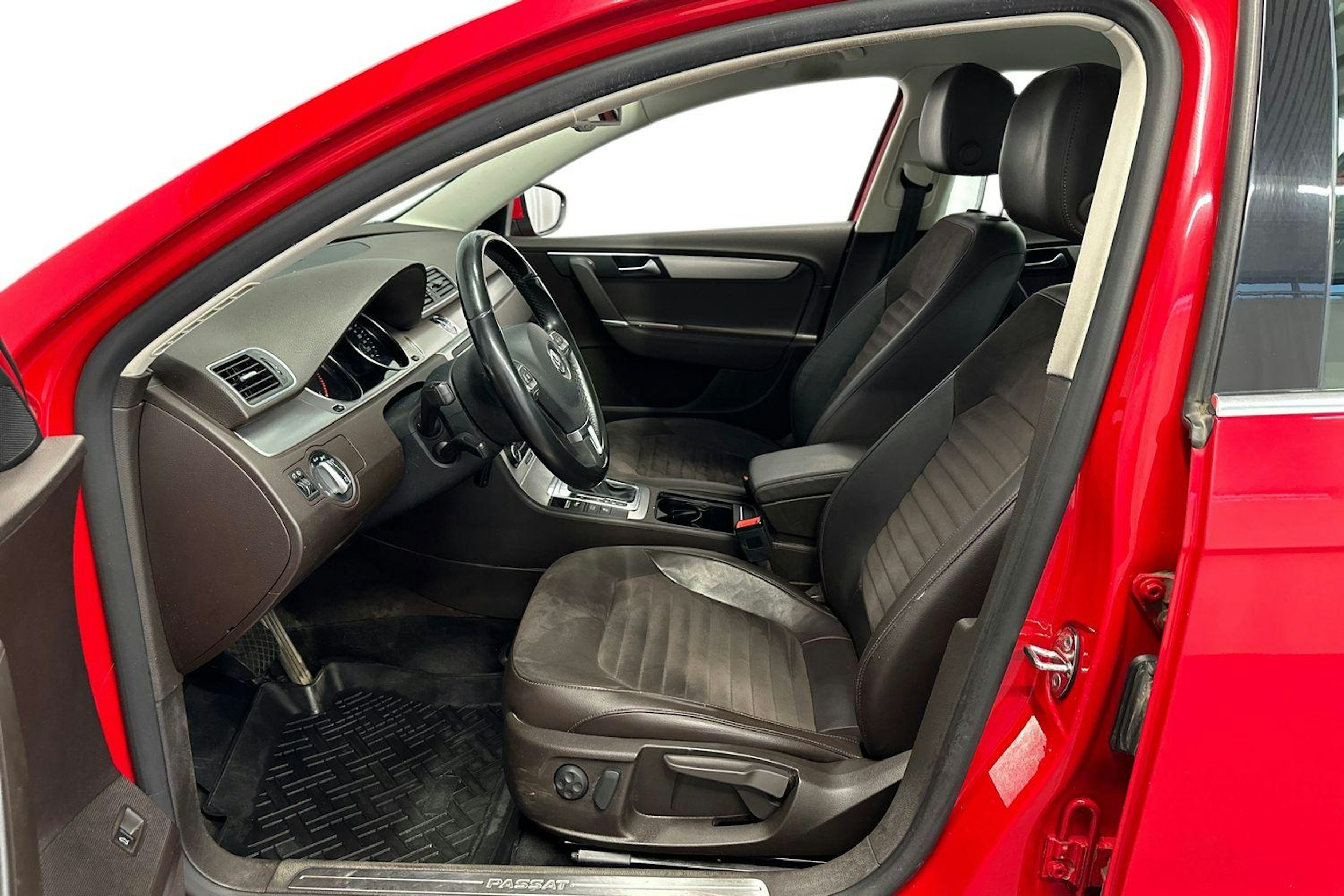 punainen Volkswagen Passat 2011 kuva 11.