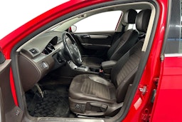 punainen Volkswagen Passat 2011 kuva 11.