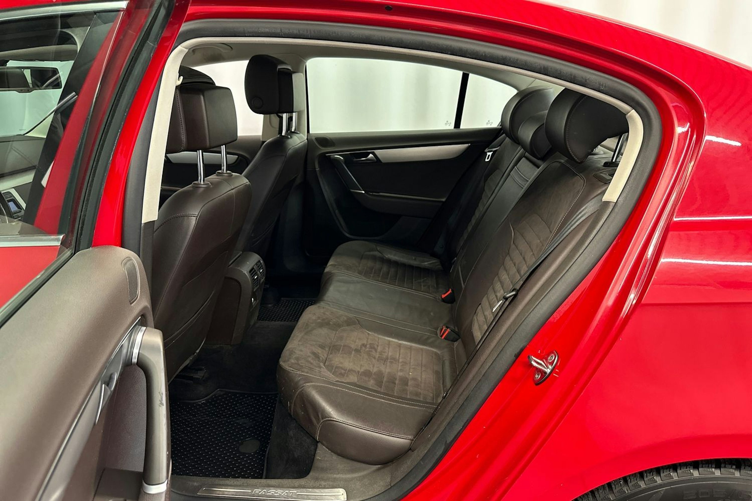 punainen Volkswagen Passat 2011 kuva 13.