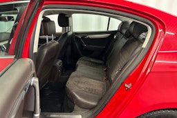 punainen Volkswagen Passat 2011 kuva 13.