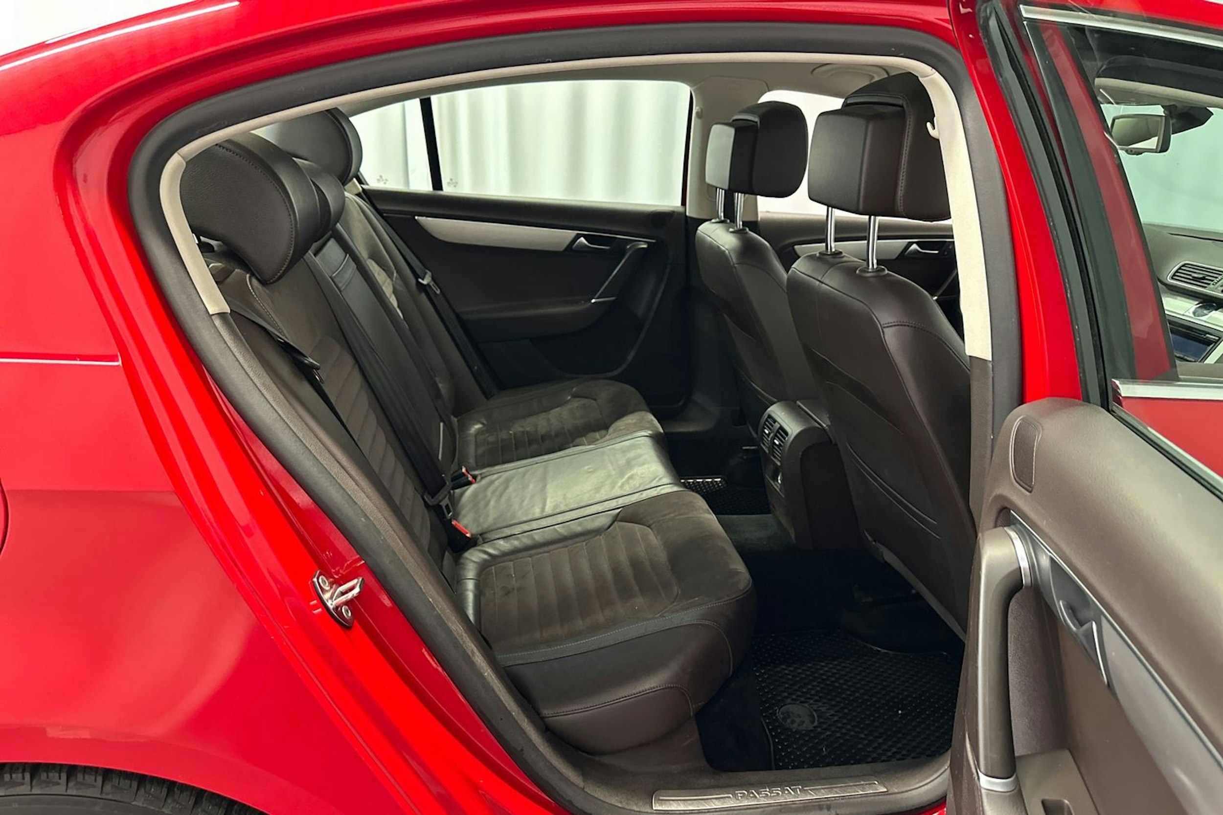 punainen Volkswagen Passat 2011 kuva 14.