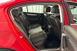 punainen Volkswagen Passat 2011 kuva 14.