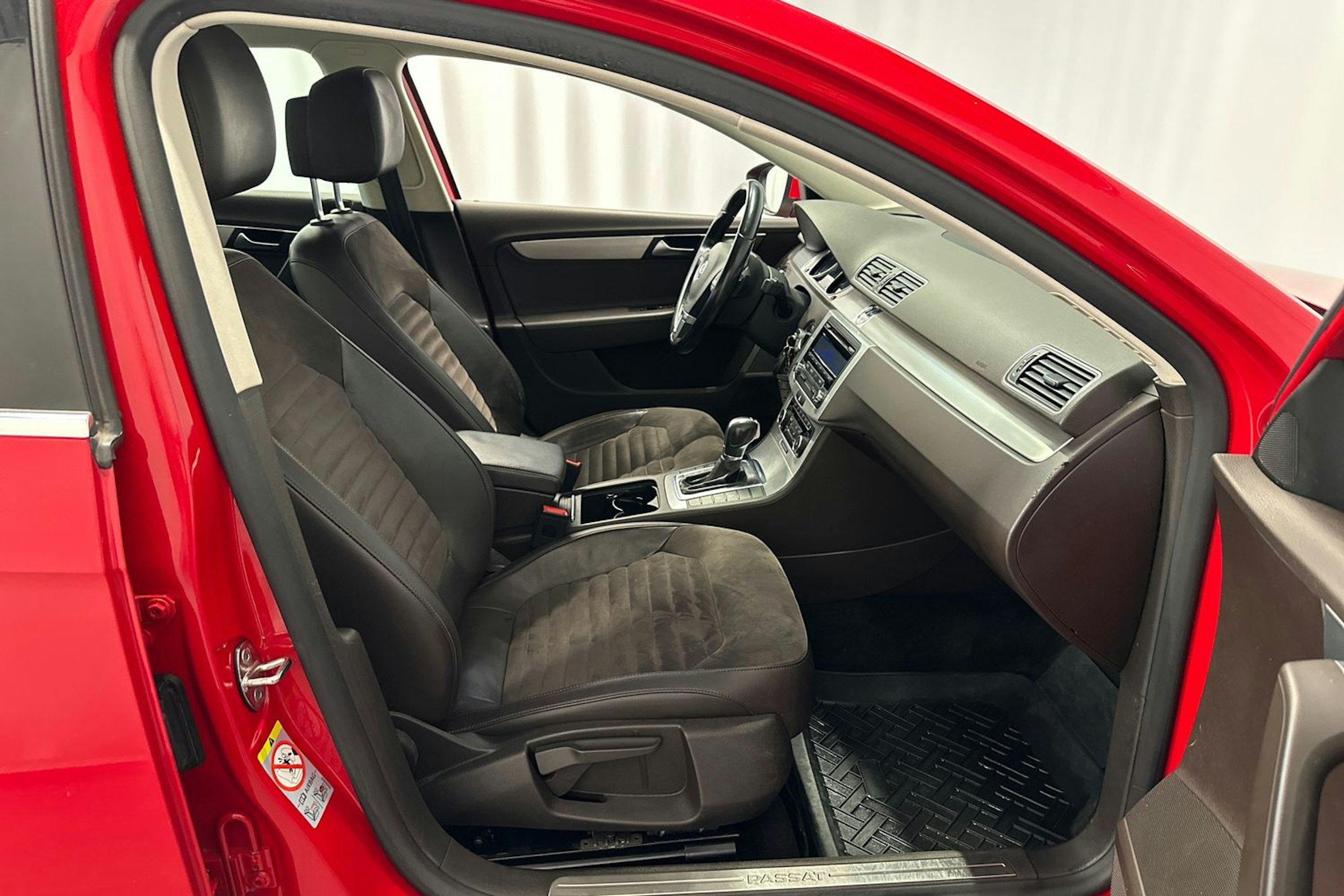 punainen Volkswagen Passat 2011 kuva 15.