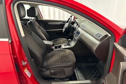 punainen Volkswagen Passat 2011 kuva 15.