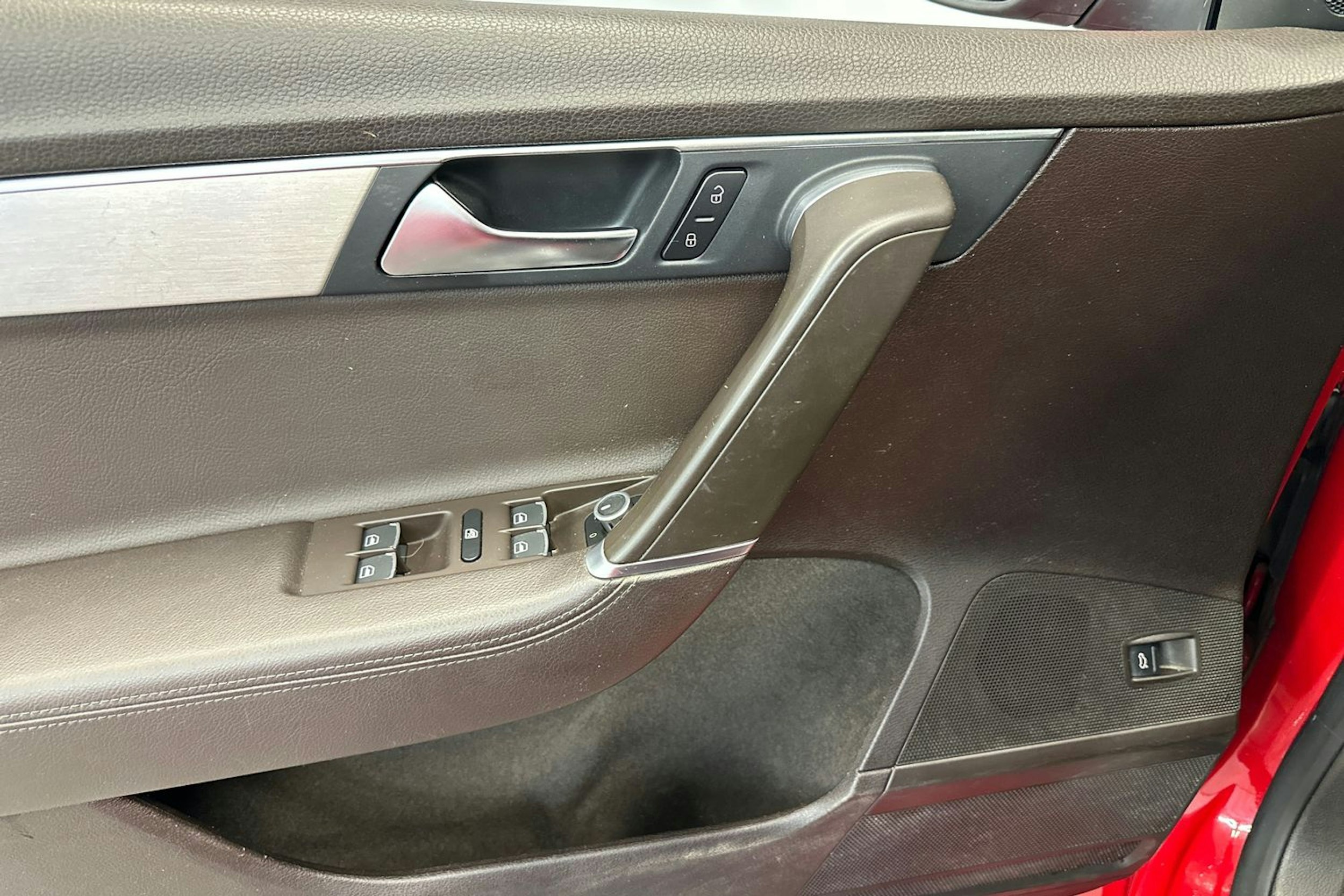 punainen Volkswagen Passat 2011 kuva 16.