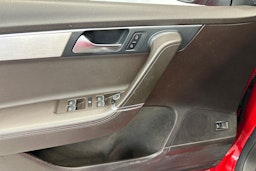 punainen Volkswagen Passat 2011 kuva 16.