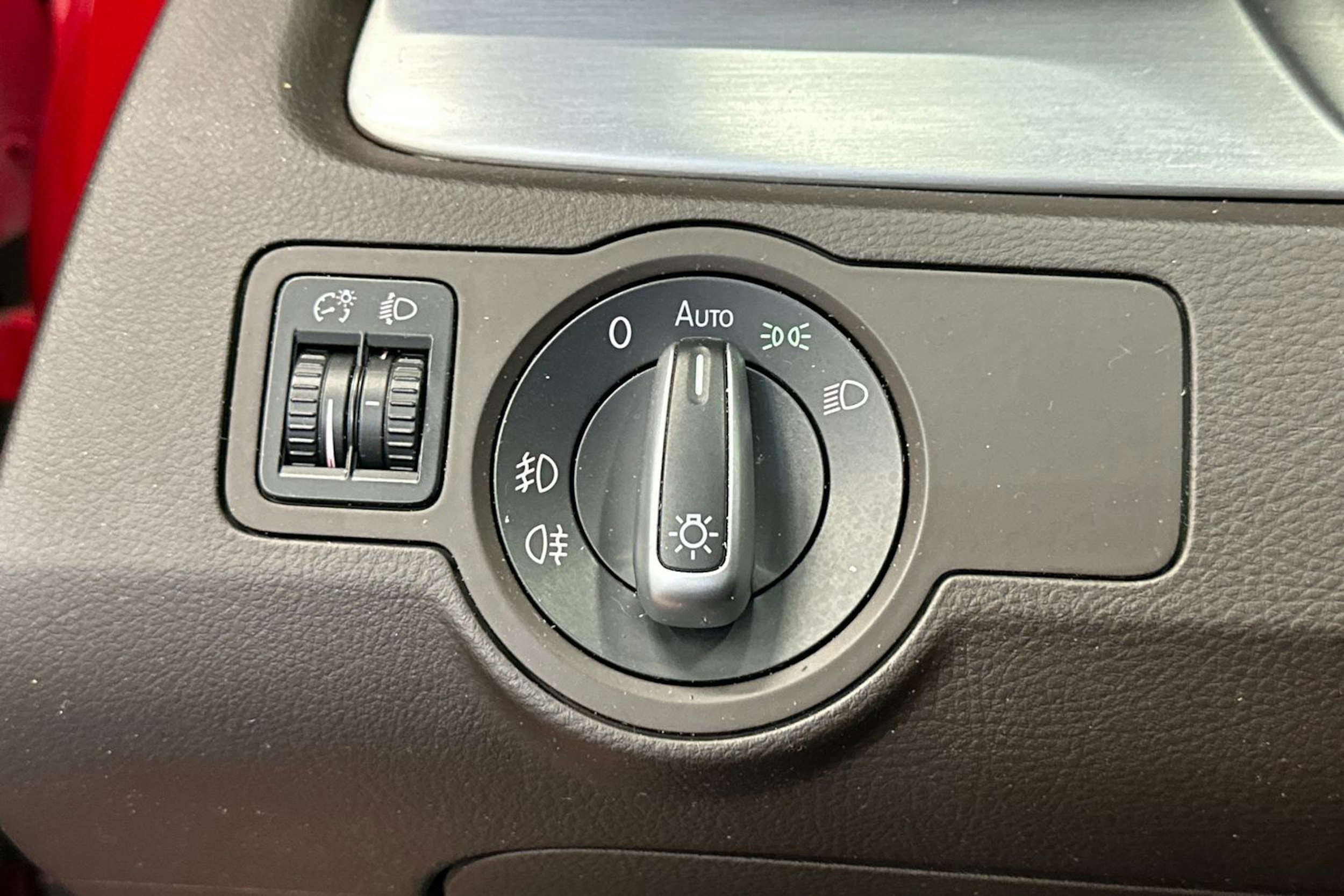 punainen Volkswagen Passat 2011 kuva 17.