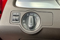 punainen Volkswagen Passat 2011 kuva 17.