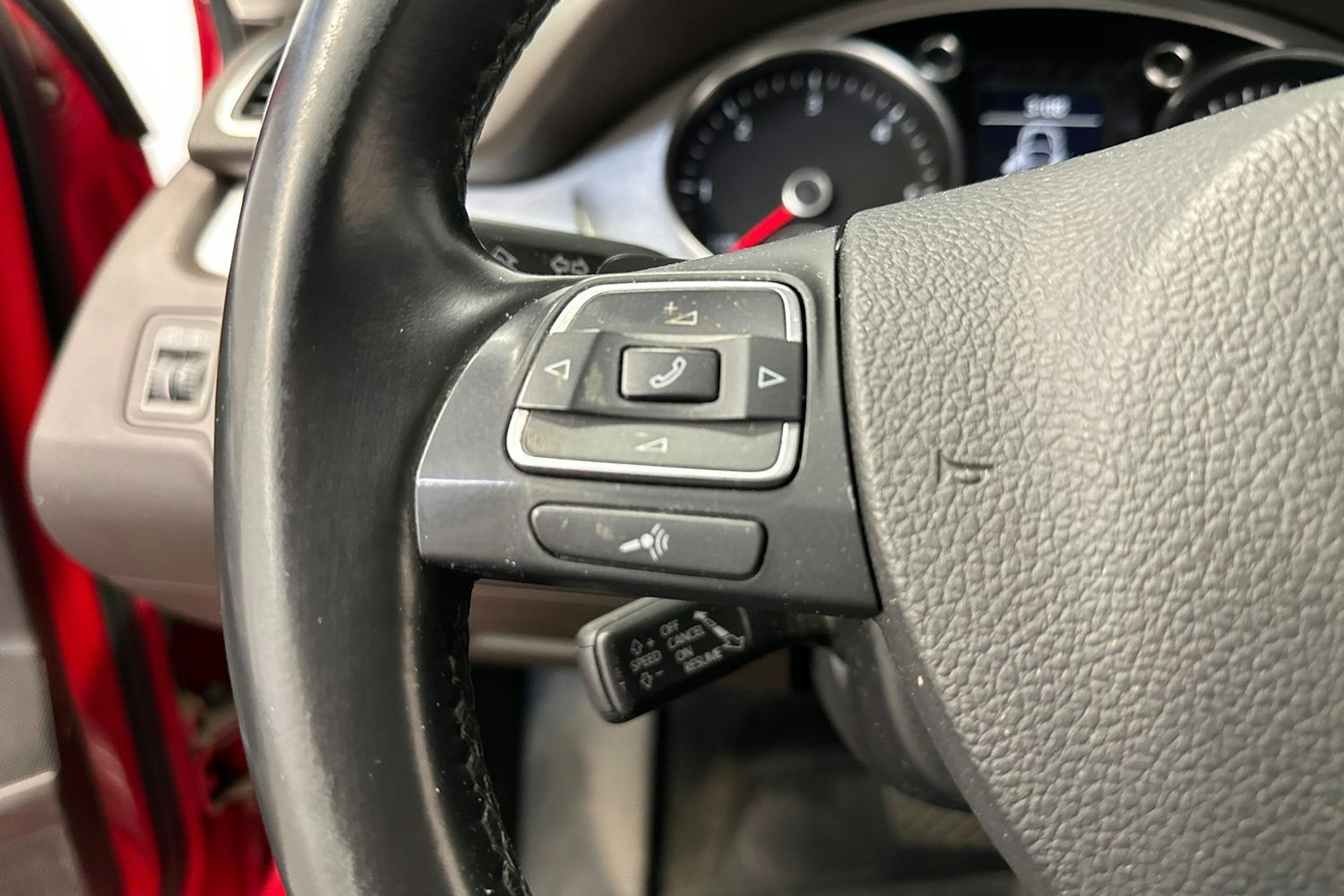 punainen Volkswagen Passat 2011 kuva 18.