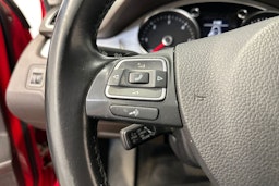 punainen Volkswagen Passat 2011 kuva 18.