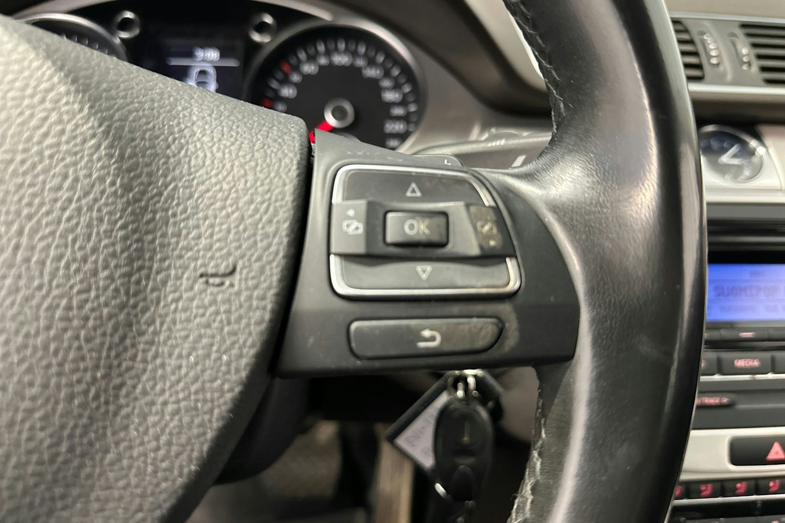 punainen Volkswagen Passat 2011 kuva 19.