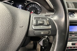 punainen Volkswagen Passat 2011 kuva 19.