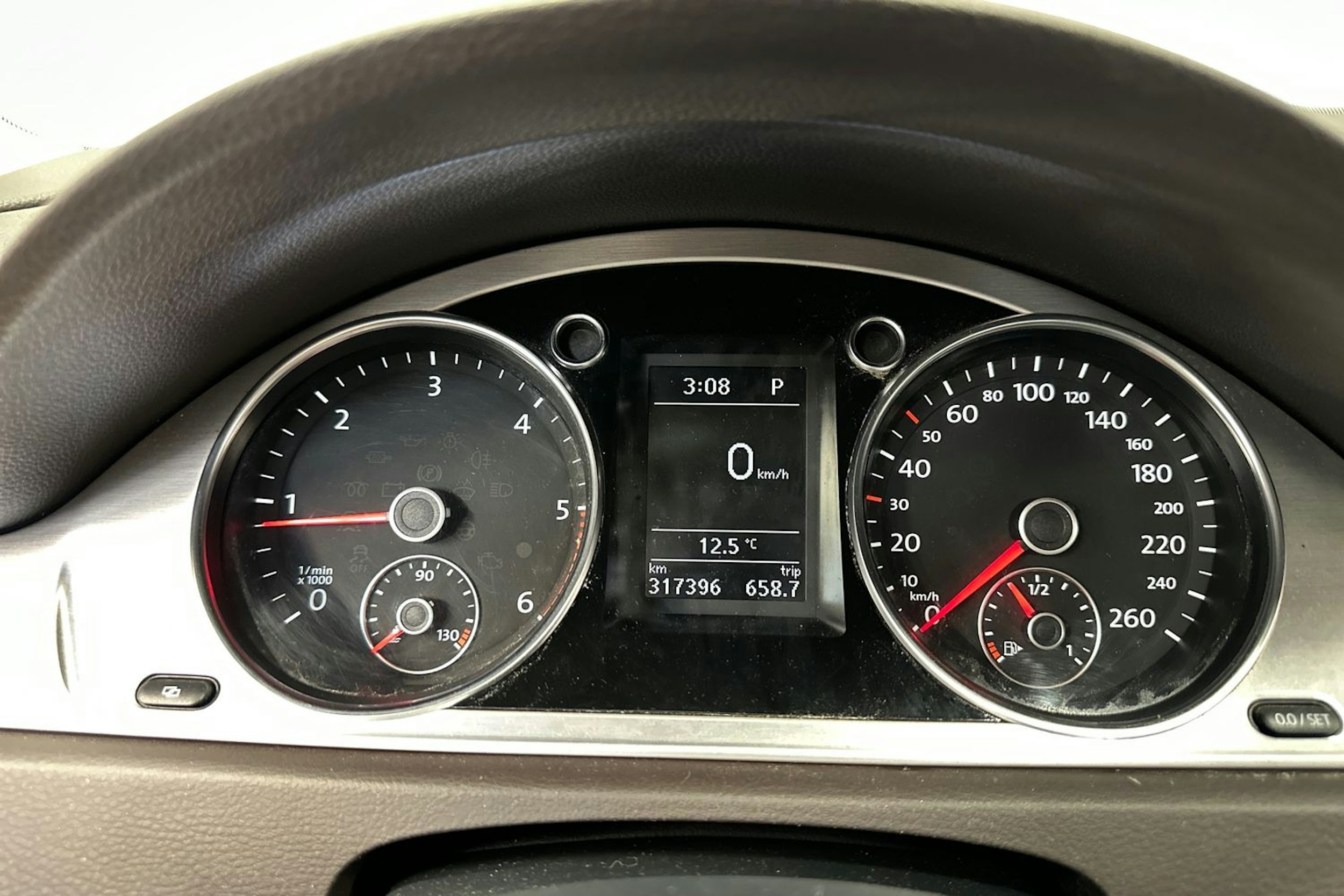 punainen Volkswagen Passat 2011 kuva 20.