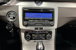 punainen Volkswagen Passat 2011 kuva 21.