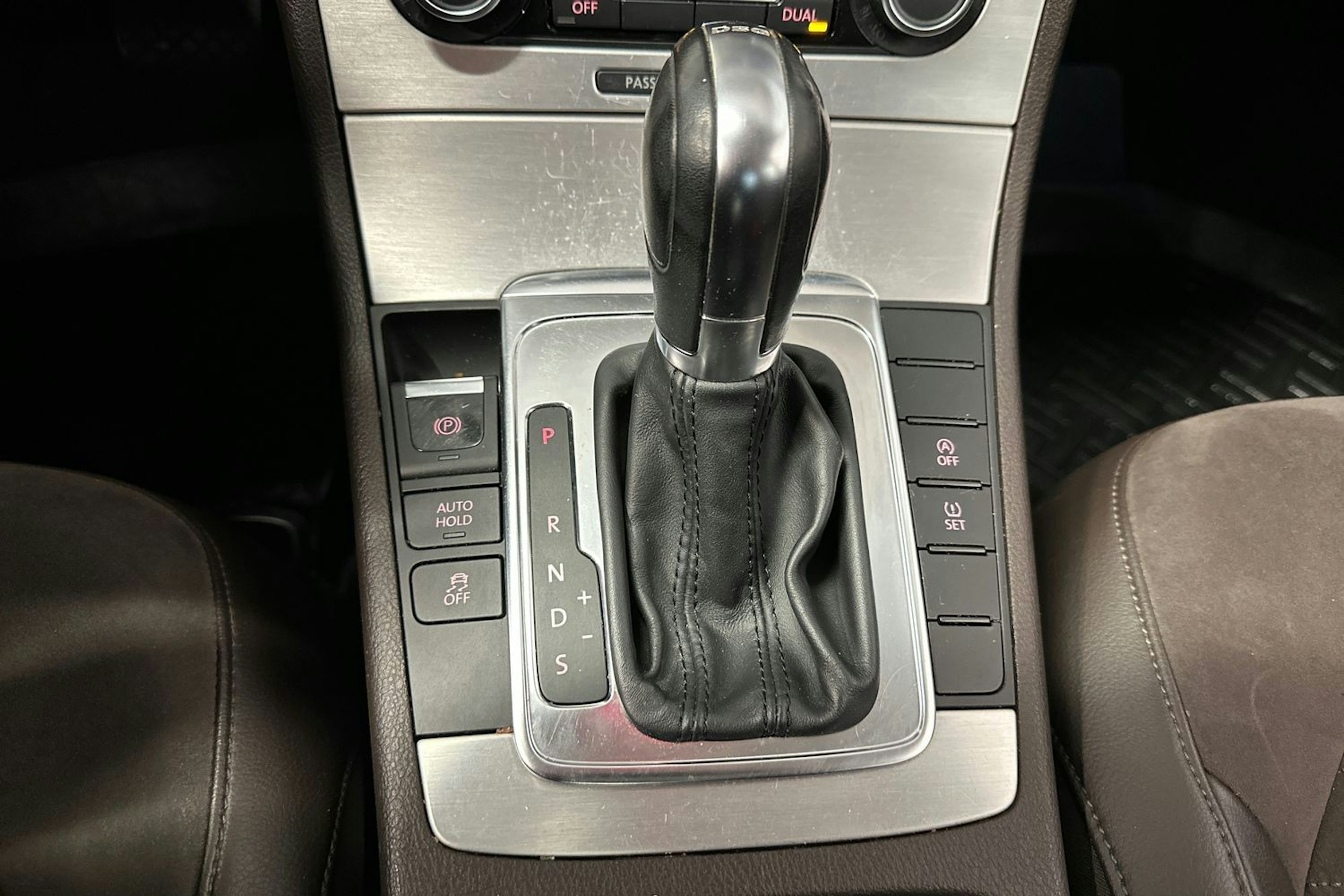 punainen Volkswagen Passat 2011 kuva 22.