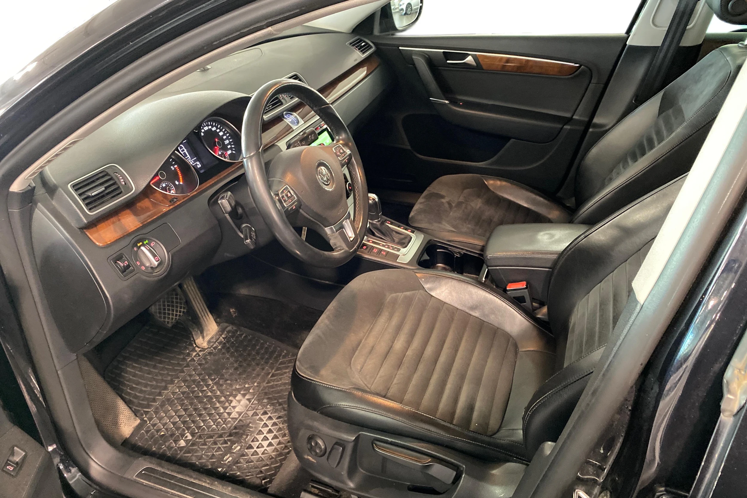 musta Volkswagen Passat 2011 kuva 6.